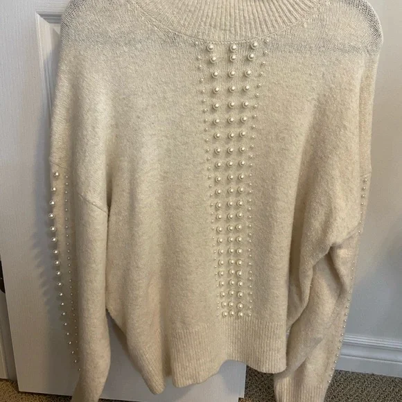 H&M Off white turtle neck with pearl detailing - Picture 5 of 6